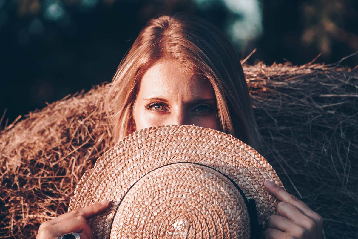 AnthonyBeranger's tweet photo. Aujourd'hui, j'ai le plaisir de vous présenter une série réalisée avec Aurélie.

Ce soir d'été, l’Anjou et ses champs apparaissaient comme un décor parfait pour un shooting photos portrait réussi.

Découvrez les photos : https://t.co/jpTcWtUwb2

#Angers #Anjou #Photographe https://t.co/m57n21UVpU