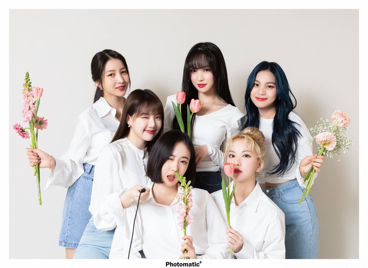 mintwon01's tweet image. 𝒕𝒉𝒆 𝒇𝒍𝒐𝒘𝒆𝒓 𝒊𝒔 𝒃𝒍𝒐𝒐𝒎𝒊𝒏𝒈🌸🌸🌸