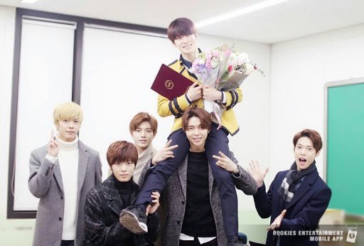 แต่ชั้นชอบสตอรี่รูปนี้มากเลย ตอนนั้นทุกคนเก็บเงินกันซื้อเสื้อผ้าเพื่อไปงานเรียนจบของแจฮยอน ไปแต่งหน้าทำผมกันหล่อๆน้องจะได้ไม่อายเพื่อน กุแบบทัชมาก ;-; สำหรับฮยองก็คือแจยอนยังไม่โตอะ ขี้สปอยจนถึงทุกวันนี้🥺🤏🏻