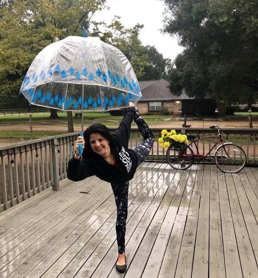 SadhakYoga's tweet photo. “You can stand under my umbrella” así yoga no cobija a todos con su brillo 🔆 para permitirnos proyectar nuestro conocimiento interno. Somos conocimiento, existencia y dicha absoluta #satchidananda
-
📸 @fkaroll en Sadhak Yoga The Woodlands
-
#natarajasana #yoga #sadhakyogalife https://t.co/T018BPnV8a