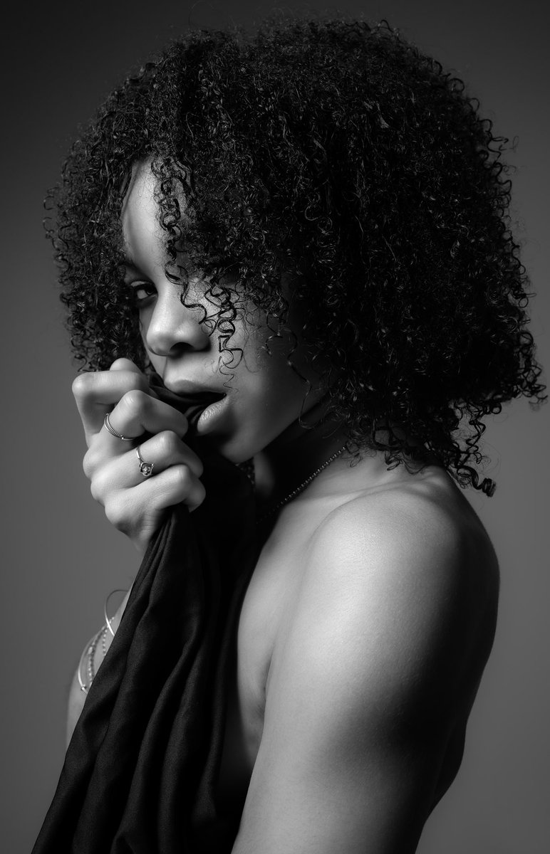 KodwoPhotos's tweet photo. Feuille Noire
#kodwophotos #explorepage #rva #rvaphotographer #photography #dc #ny #atl #la #miami #ct #dmv #ctmodel #art #explore #afrolatina #model #melanin #queen #curlyhair #editorial #rvacreatives #blackandwhite #portrait #portraitgames #editorial #feuille #noir #blacksheet https://t.co/YN1StYQtnG