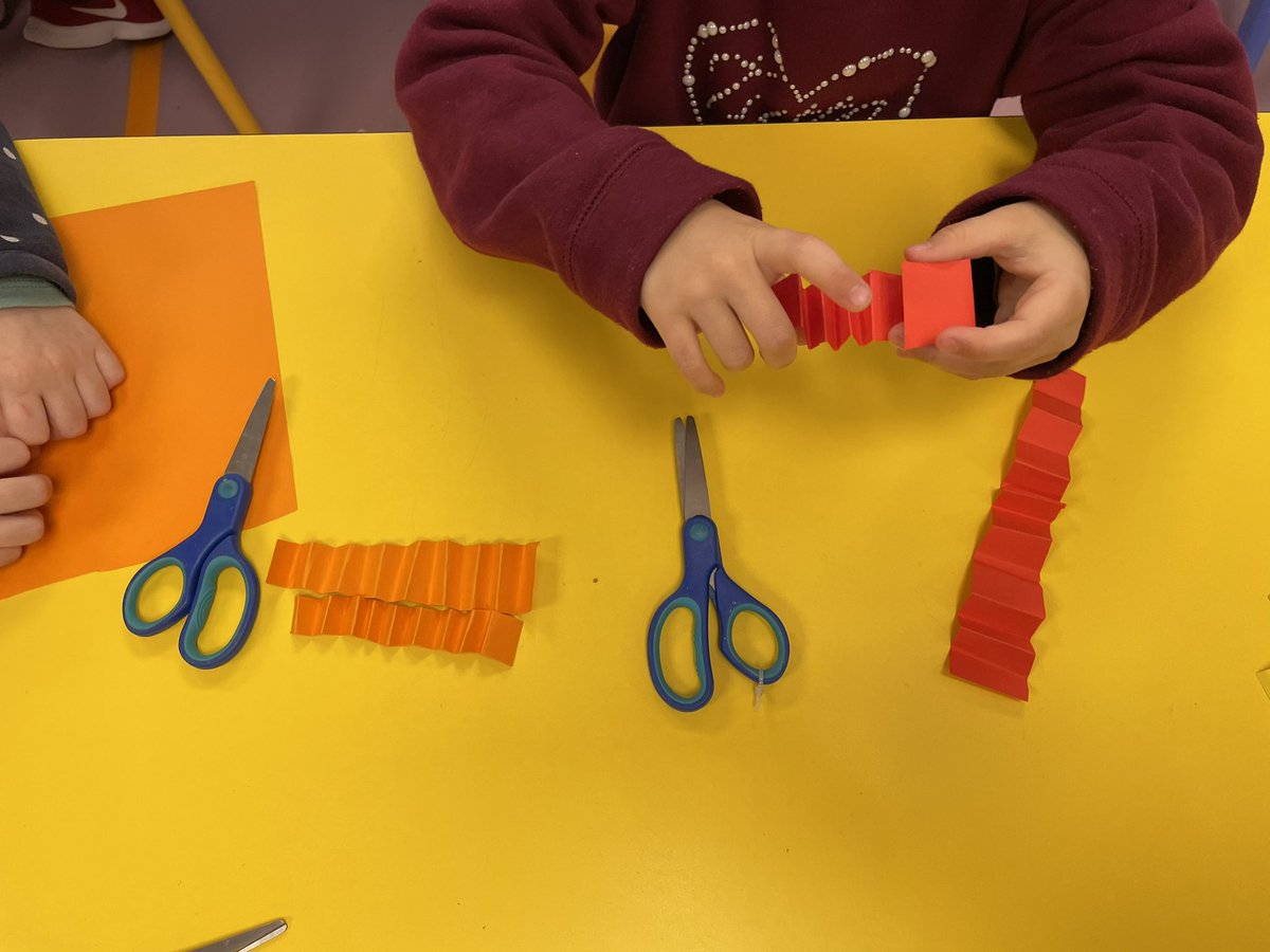 IgnasiHeras1's tweet photo. L’escola comença a fer olor de carnaval i avui hem fet unes màscares gegants que ja decoren les nostres escales com l’ocasió es mereix!! #jecasp https://t.co/Ntz31QKUJS