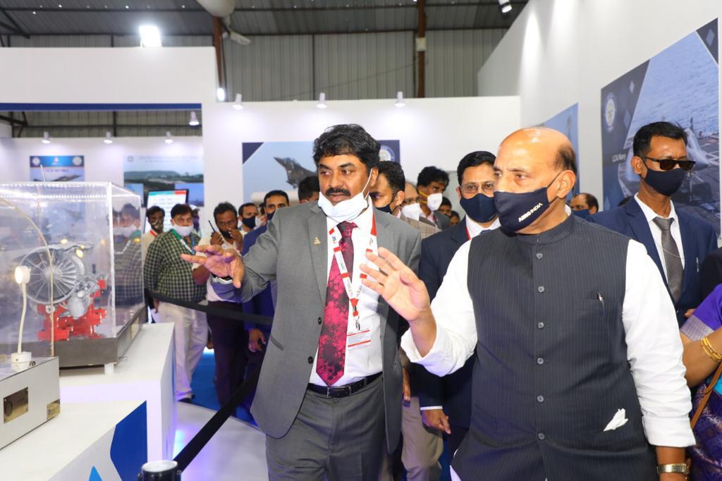 Hon'ble Raksha Mantri @rajnathsingh inaugurates the DRDO Indoor Pavilion at #AeroIndiaShow2021 
Indigenous technologies and products shown to him

#SelfRelianceInDefence 
#DRDOdrive 
#DRDOInnovation 
#LeapWithDRDO
#DRDOatAeroIndia

(Indoor inauguration)
