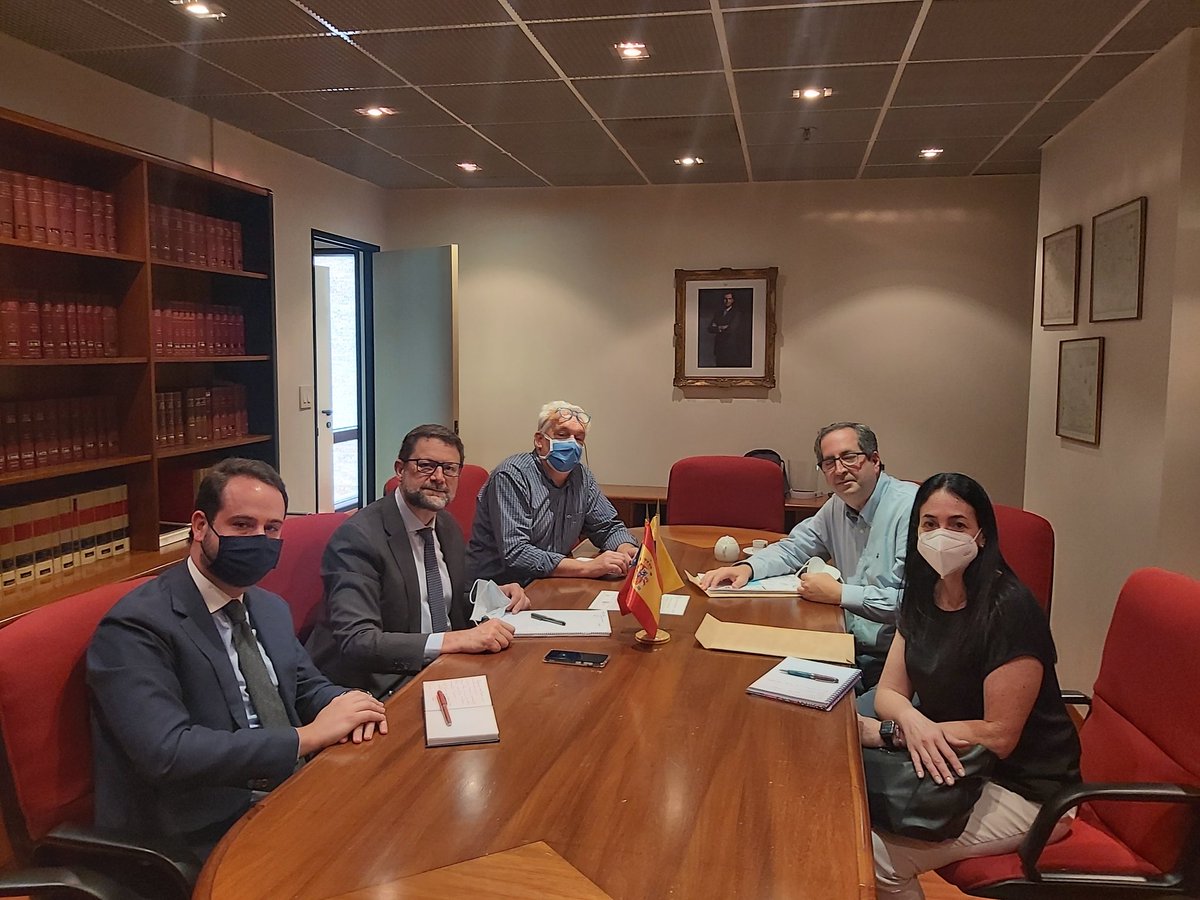 ConsEspCaracas's tweet image. 📰Nos reunimos con Edgar Benaim, presidente de la Asociación Israelita de Venezuela, para tratar diversos aspectos consulares de interés para los sefardíes con nacionalidad española o en proceso de adquisición por la Ley 12/2015.