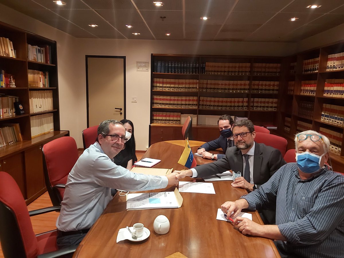 ConsEspCaracas's tweet image. 📰Nos reunimos con Edgar Benaim, presidente de la Asociación Israelita de Venezuela, para tratar diversos aspectos consulares de interés para los sefardíes con nacionalidad española o en proceso de adquisición por la Ley 12/2015.