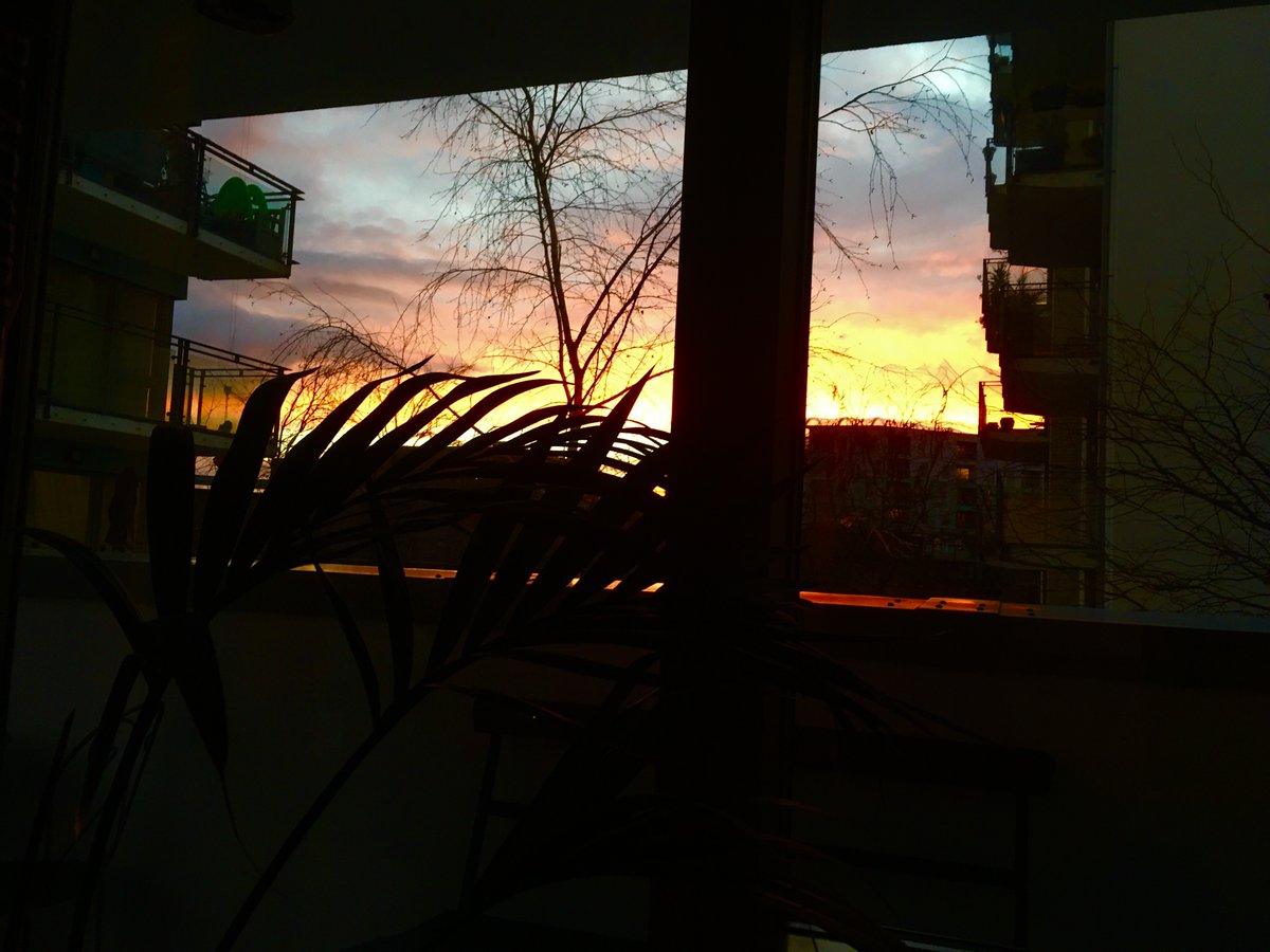 hannahkokoschka's tweet image. #WednesdayMotivation just turned the corner and was met with this stunning #sunset #viewfromawindow #london #bermondsey
