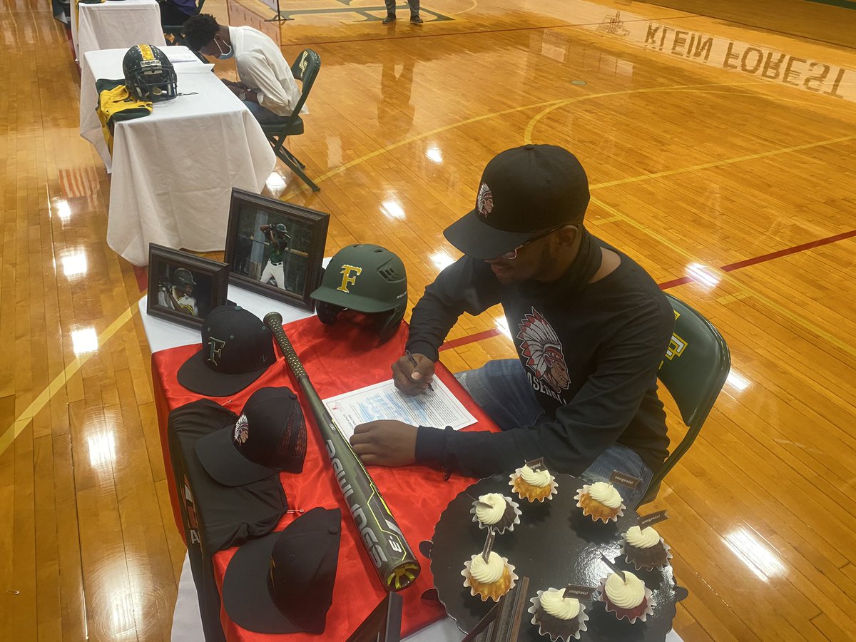KFbaseball16's tweet photo. Willie Green on National Signing Day  Congratulations to Willie and his family https://t.co/5kvy5z59YV