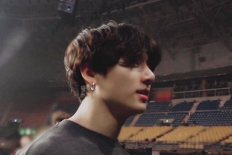 Jungkook’s natural bare face — a thread