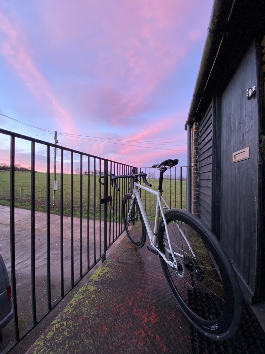MASON_Cycles's tweet photo. Home time sunset.
.
#MasonResolution
. https://t.co/NBBpUbC6dO