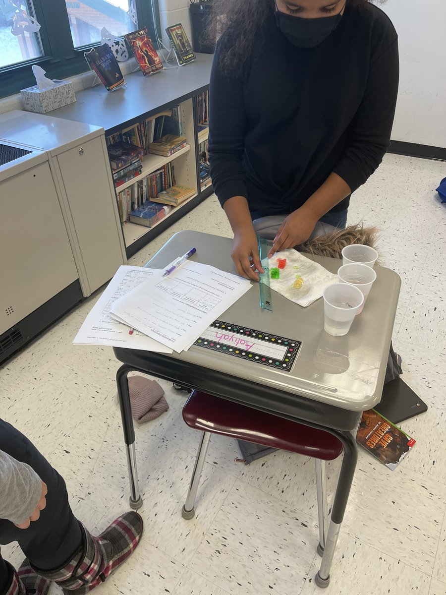 ashleybadger's tweet photo. Ss having fun learning about the #scientificmethod with gummy bears soaked in water, vinegar and sprite! #sciencerocks #giantgummybears @115GRES https://t.co/4CaWPSlfU1