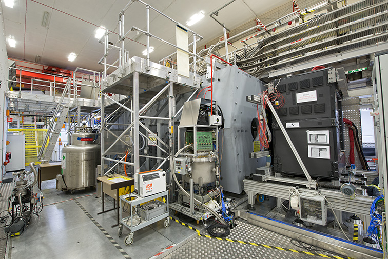 PPD_STFC's tweet photo. 📣We have a new exhibit! The tracker (left) used in MICE (right)

MICE is an experiment at @RutherfordApLab recently showing that a muon beam can be cooled down. Meaning muon colliders may be possible in the future, delivering higher energy collisions and potentially new physics! https://t.co/17ds0AvezT
