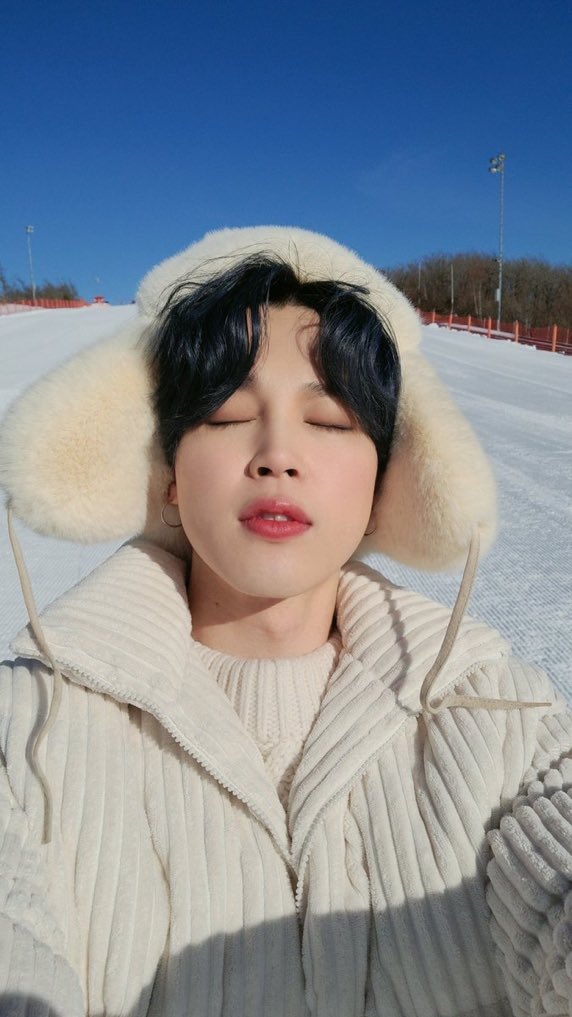 btsblob's tweet image. a snow angel mimi