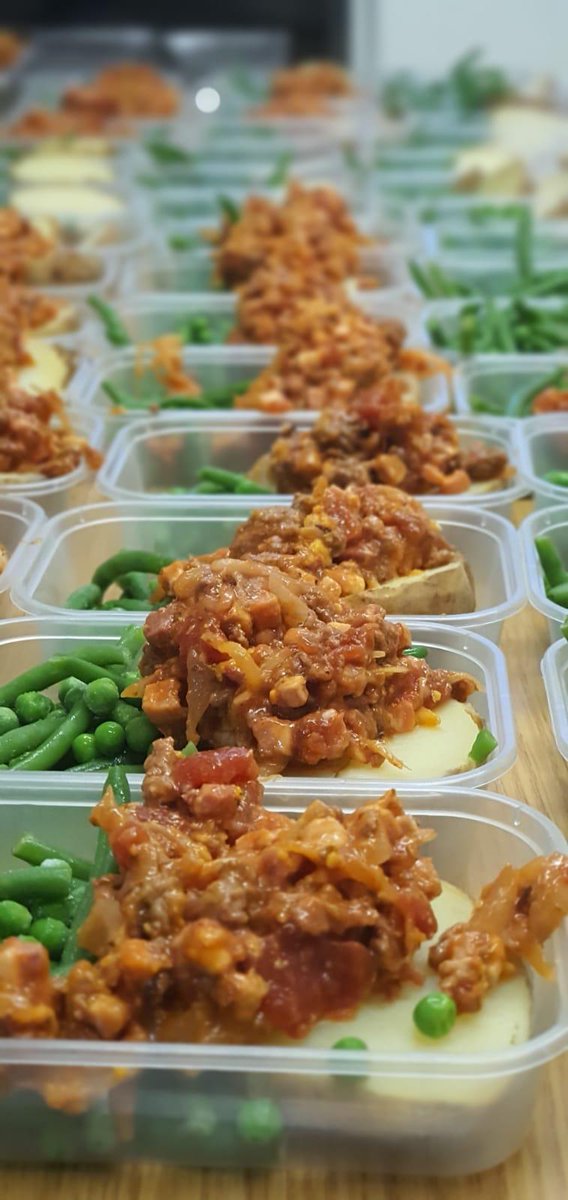 Working with <a href="/DigbethDiner/">Digbeth Dining Club</a> today helping to pack and deliver nutritious school meals across Birmingham and just really want to shout out to their incredible traders who provided these amazing meals!

 They really are the most talented bunch with the biggest hearts 💙