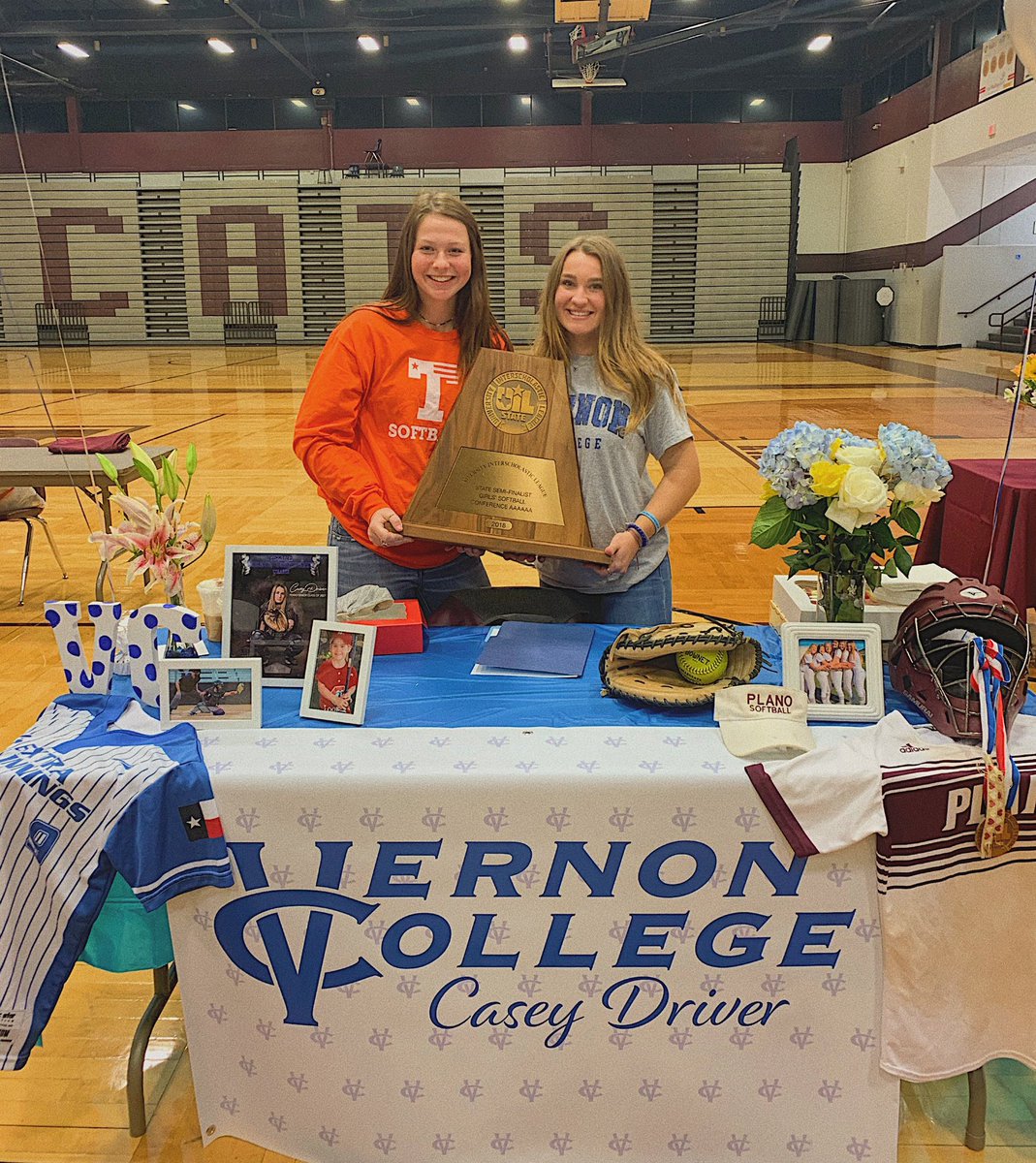 caseydriverr's tweet photo. Signing day with @HickeyDarby !!! So excited for the next CHAPter💙🥎🤍 @vernoncollegesb @planosoftball @ExtraInningsNTX https://t.co/cTwcJPhx26