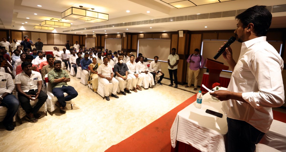 Udhaystalin's tweet photo. காஞ்சி(தெ) மாவட்டத்தில் ‘ஸ்டாலின் அணி செயலி’யில் தீவிரமாகச் செயல்படுபவர்கள் &amp; இளைஞரணி சமூகவலைத்தள தன்னார்வலர்களை இன்று சந்தித்து உரையாடினேன். ‘களத்தில் வெல்வதைப் போல் சமூகவலைத்தளங்களிலும் மக்களின் மனங்களை வெல்லத் தொடர்ந்து உழைக்க வேண்டும்’ என பேசினேன்.@ksundarmla @EzhilarasanCvmp https://t.co/RJmyRSnS2d