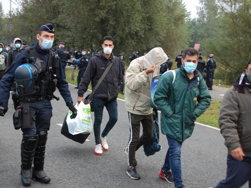 Le_NouvelObs's tweet photo. Le Conseil d’Etat valide « l’éloignement » des journalistes lors des évacuations de camps de migrants https://t.co/1z6obl0AKJ https://t.co/CGKs34nQQO