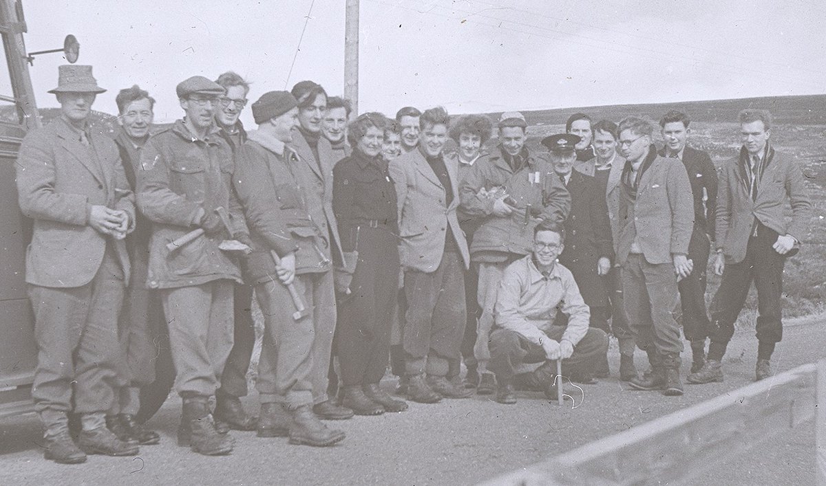CockburnGeol's tweet photo. #Fieldwork in 1950. #Hammers at the ready. #Inchbae, possibly a trip up to see the NW?
Please comment if you recognise anyone.
@GeosciencesEd @CRC_EdUni @uoeKB https://t.co/cwNZm9Shii