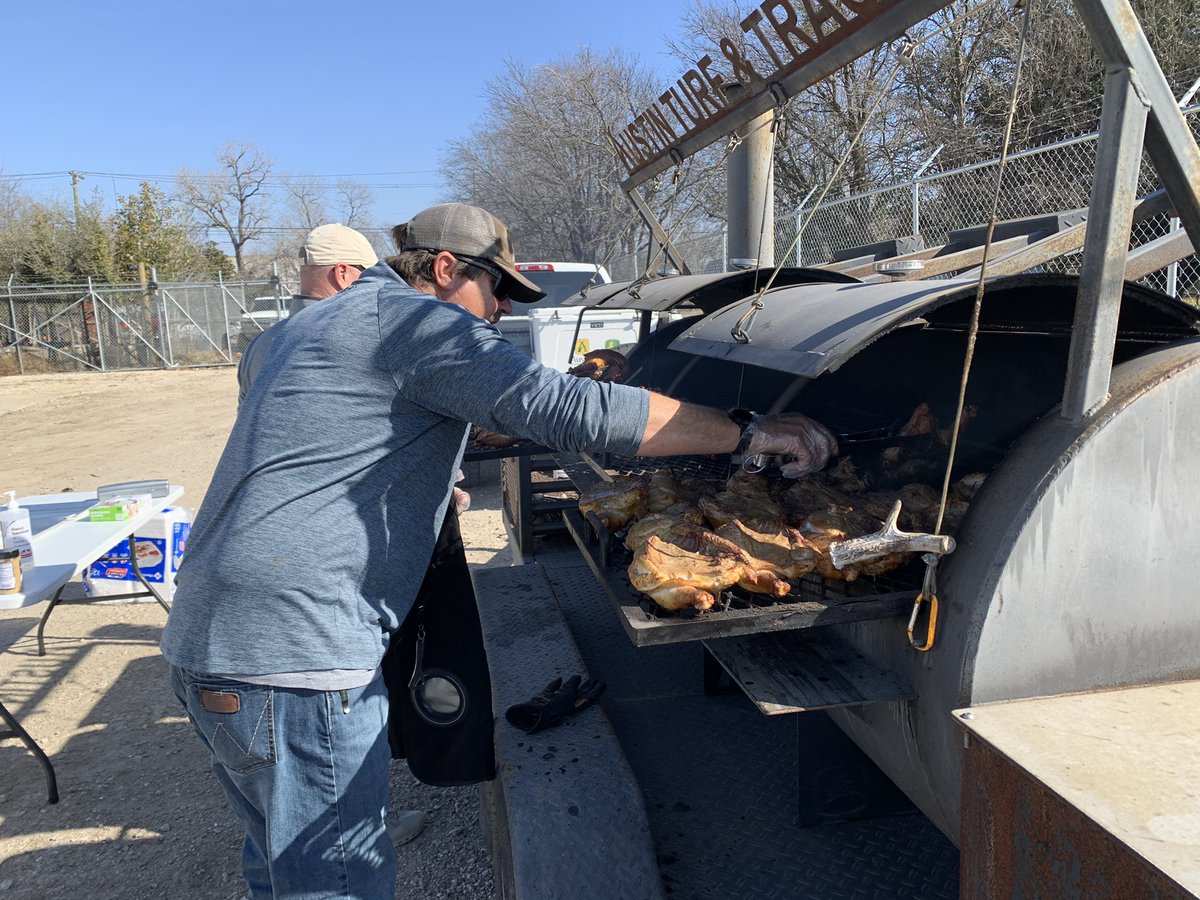 Big thank you to Terry Harris <a href="/JohnDeereGolf/">Terry Harris</a> and Charlie Thames @ThamesCharlie for cooking for the Cen-Tex Irrigation Crew today. #austinturfandtractor #johndeere thanks Chad and Harry 👍! <a href="/MobleyChad/">Chad Mobley</a> @harry_jukes