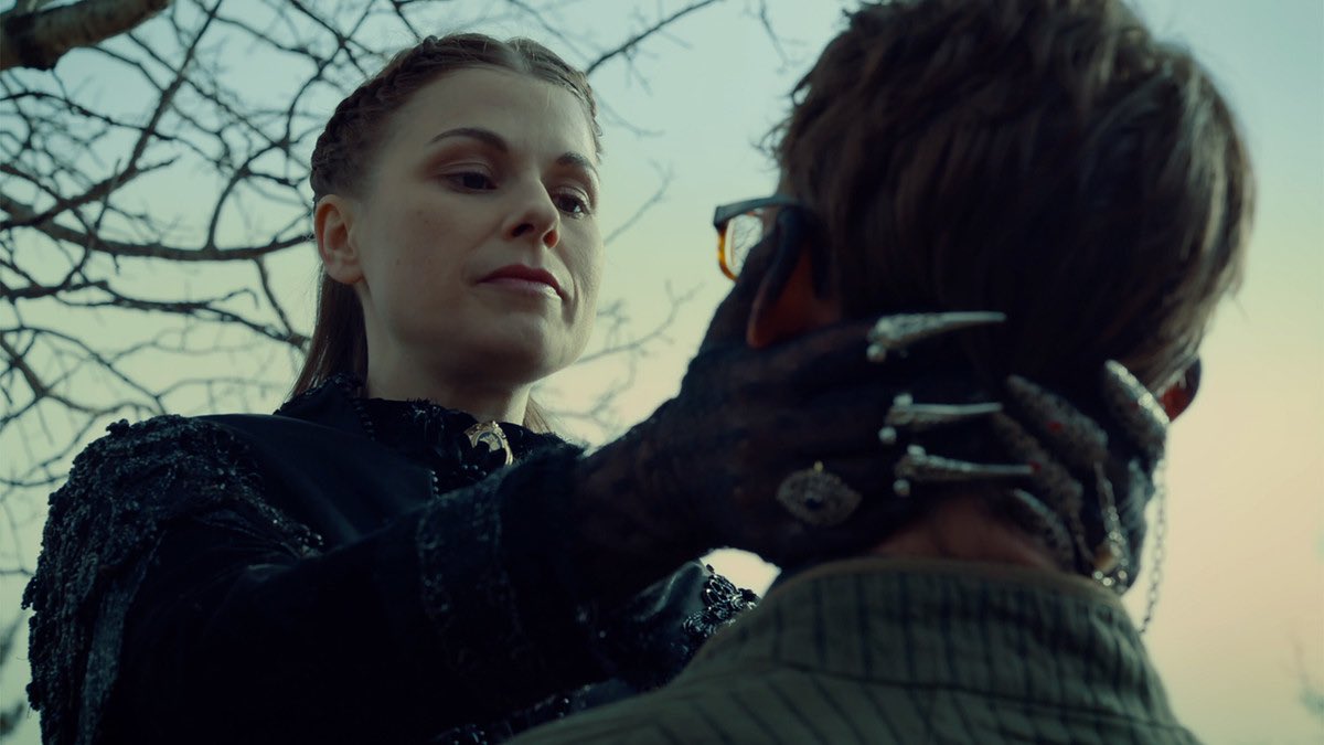 Beth Gardner/Widow  @meghanheffernAlso plays two characters, Beth a naive rich girl who protects her awful brother, and another widow, desperate to save her AWFUL husband! There’s a pattern there  #WynonnaEarp  #FiveForWynonna  @SYFY  @NBCUniversal  @nbcentpr