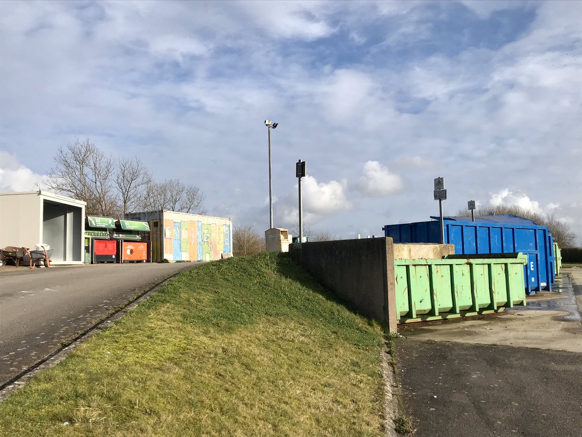 DMARGUERITTE's tweet photo. À la rencontre cet après-midi des agents des déchetteries du Coeur du #Cotentin à #BricquebecEnCotentin, #Valognes et #LeHam. @leCotentin
reste mobilisé pour maintenir un service public de qualité, merci à l’ensemble de nos agents qui le font vivre au quotidien ! https://t.co/BgezcFhu1W