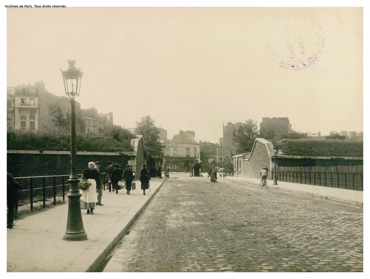 HistoireParis17's tweet photo. @NadiaDesBatigno La Cité Sergent Frédéric Clément fut construite en 1930 sur l'emplacement fléché, à la place des Fortifications de Thiers le long de la Porte Pouchet (à gauche du passage de la Porte Pouchet sur cette photo prise en entrant dans Paris)
Sources : Archives de Paris https://t.co/SYLCbp5ntp