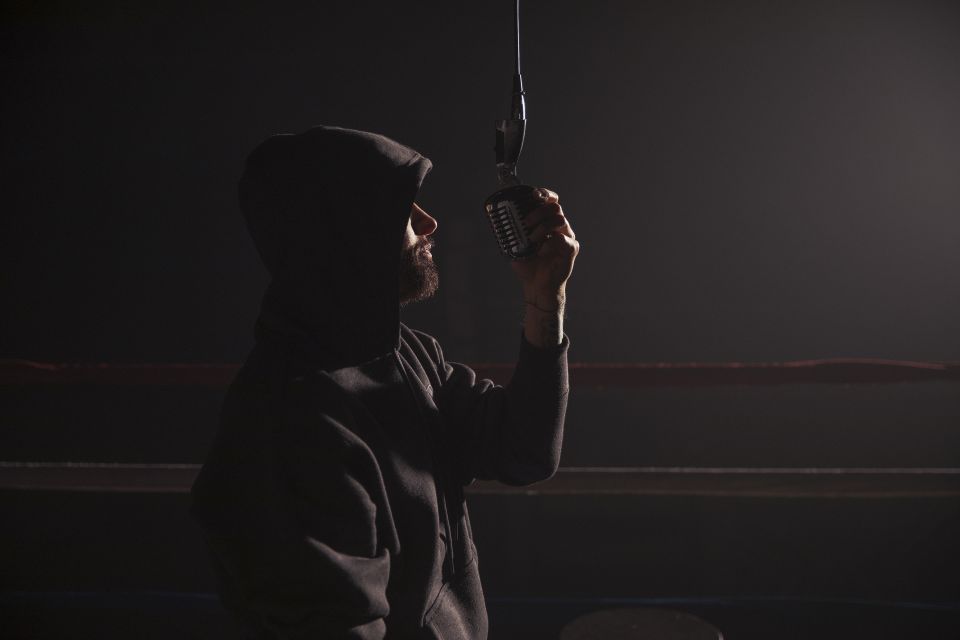 Behind the Scenes Galerie for Eminem "Higher"
eminem.com/news/behind-sc…
2/3