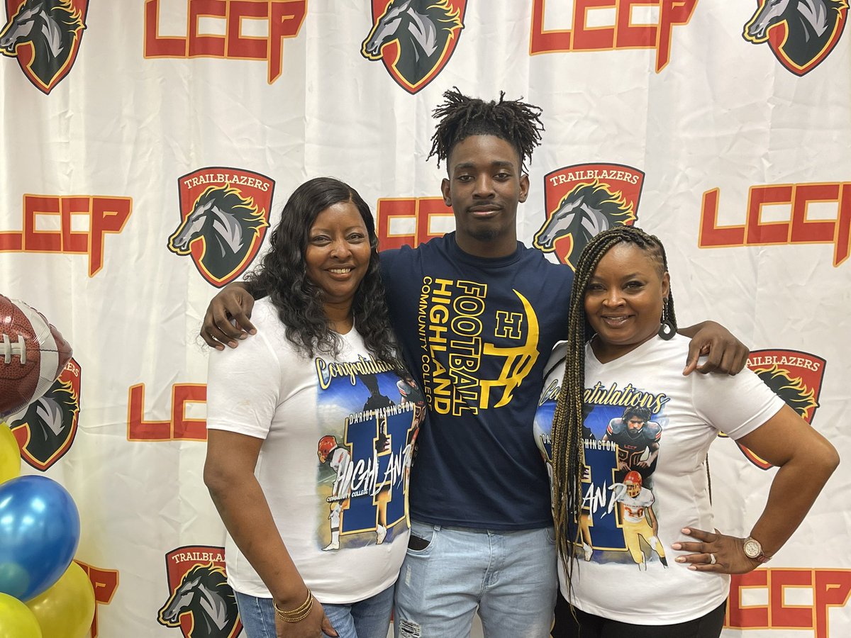 LccpFootball's tweet photo. Congratulations @darealdarius20! It’s official! ✍🏽 #NSD21 @HCC_Football https://t.co/u9LzXydLyh