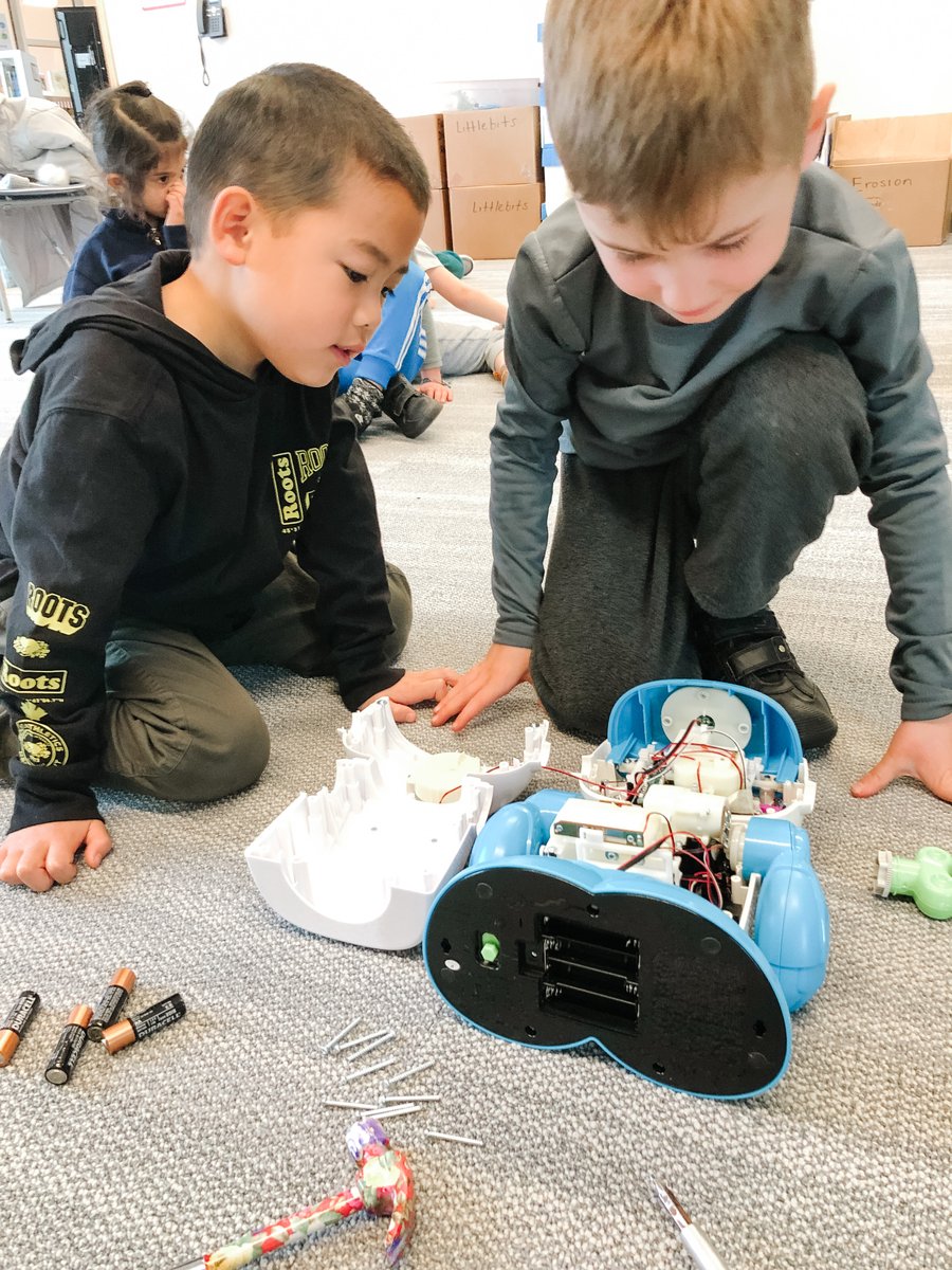 Kindergarten students paid their first visit to the Innovation Lab! As part of their coding and inquiry learning, they looked inside a robot to inspect its parts and the materials its made of. #mygns