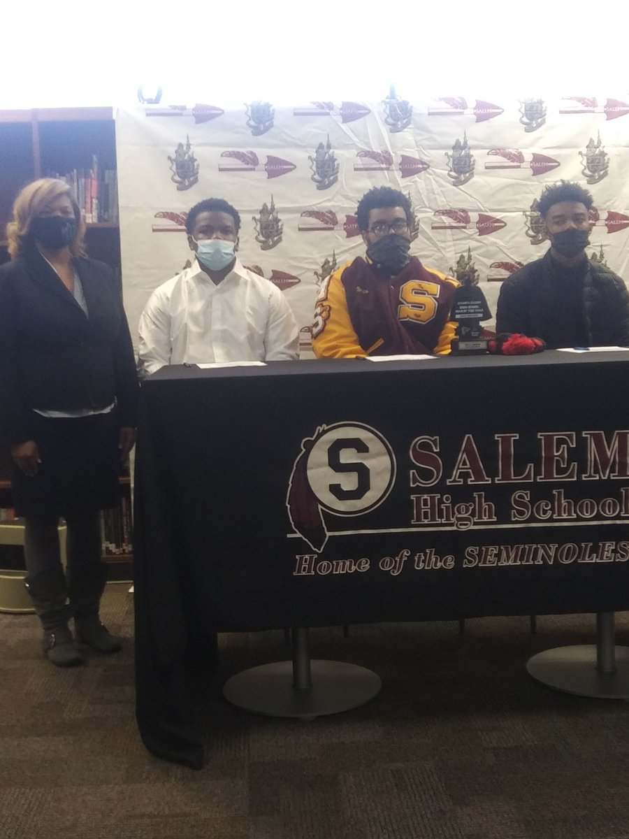 CoachLaws00's tweet photo. The tradition continues...Many thanks to Salem Principal @DrBrandiJohnson RCPS Athletics Director @RCPS_AD , Salem Athletic Director @coachjdcdhs and all of the staff, admin, and supporters that make these days possible. #ProudCoach #WeSign #RCPSGoodNews🍢🍢🍢🔛🔝 https://t.co/H7W7o53pHV