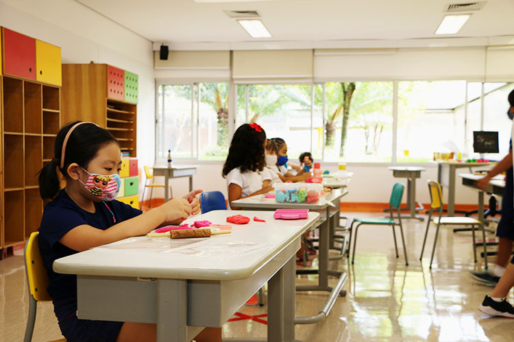 A volta às aulas 2021, no Cervantes, começou em 1º de fevereiro seguindo os parâmetros oficiais do retorno presencial de 35% dos alunos e com todas as medidas protetivas para a segurança de alunos e colaboradores. Saiba mais e veja vídeo e fotos em: cmc.com.br/noticias/03-02…