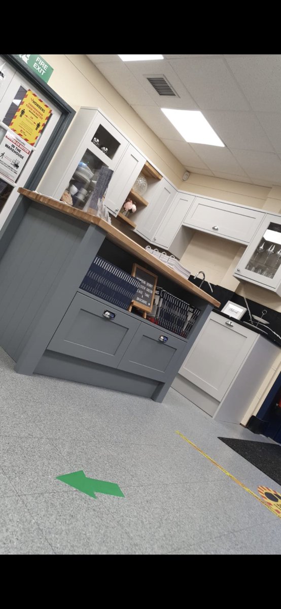 JwaBuilding's tweet image. Howdens Derby Chestergreen showroom display compete ✅

Silestone 30mm bespoke eternal marquina fitted today by their team 

#howdens #howdenschestergreen #derby #jwa #inatadaily #oak #glass #island @HowdensJoinery