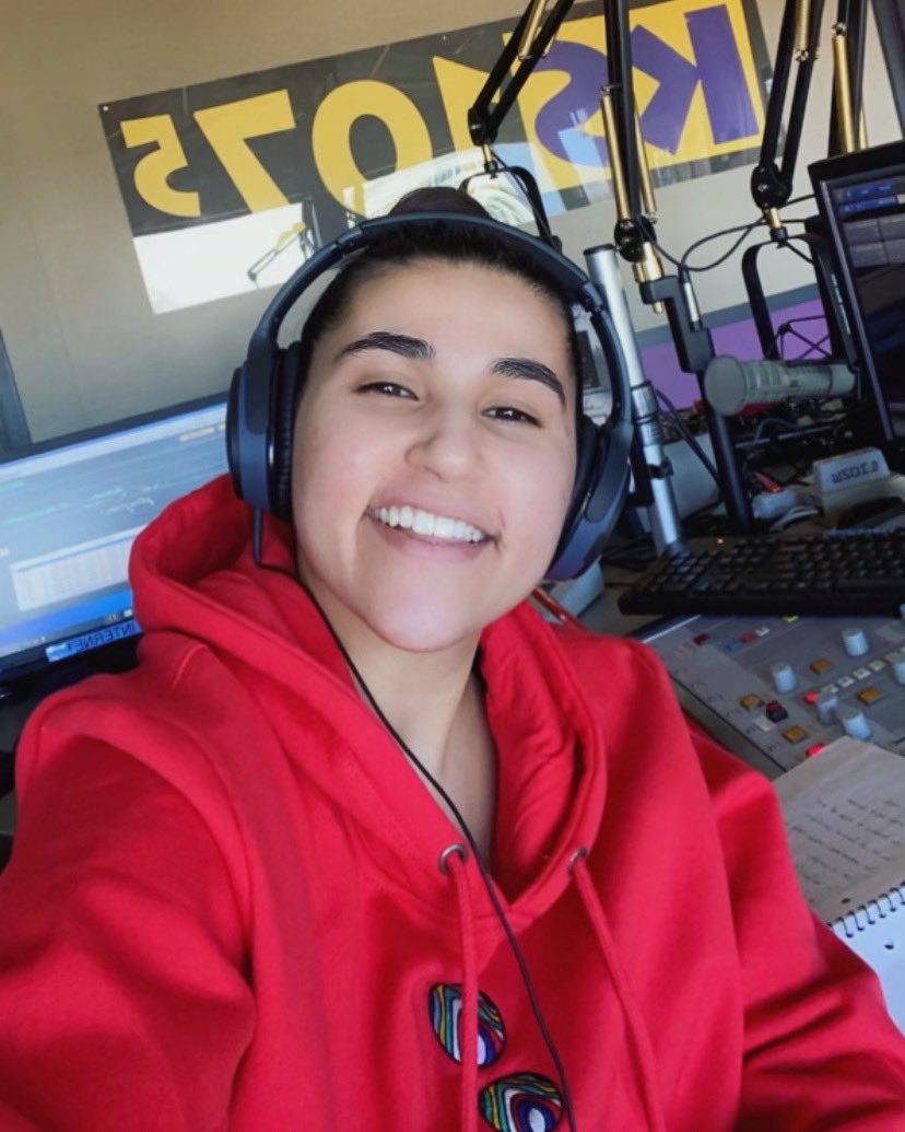 KS1075's tweet photo. Big smiles from @rosa_jad when it’s in the mid 60s in February! ☀️
She’s got the *12 O’clock Boombox* coming up! https://t.co/QwXKuA1xXf