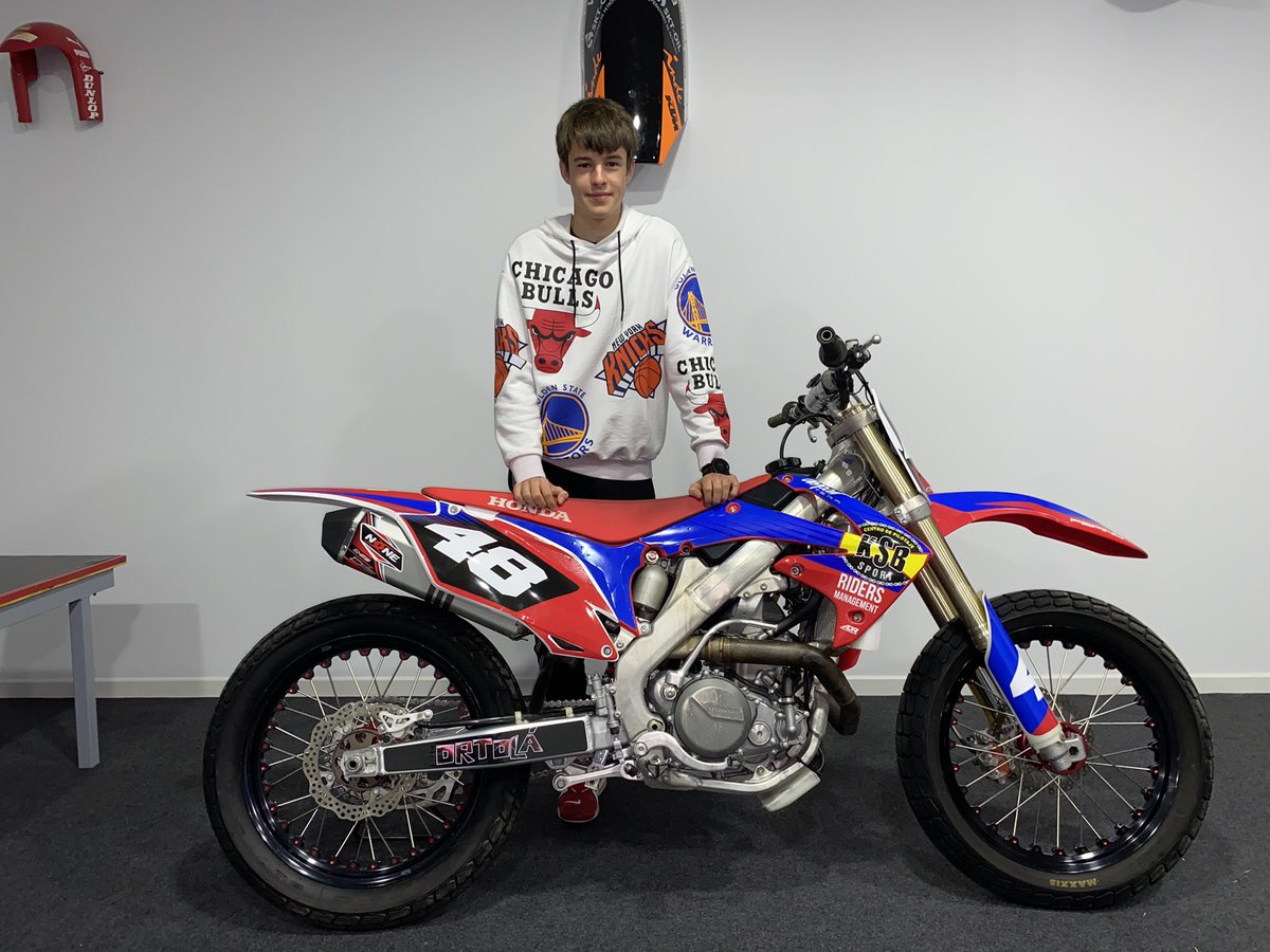 IvanOrtola48's tweet photo. Ya tenemos vestida la moto para hacer Flat Track‼️ Gracias a ADR GRAPHICS por los adhesivos❗️😍🔝
.
.
@NHKHelmet @ridersmanager @KSBsport @AsparTeam @mta_juniorteam https://t.co/jBNxw43NgB
