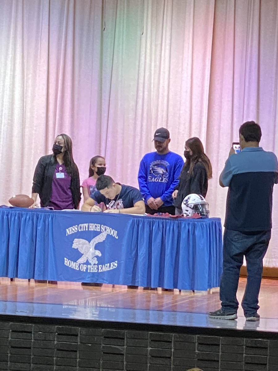 “Best thing I saw today” <a href="/EAxel02/">Edwin_axel02</a> signing day!! <a href="/SCWarriorFB/">Sterling College Football</a> is getting a great one!!