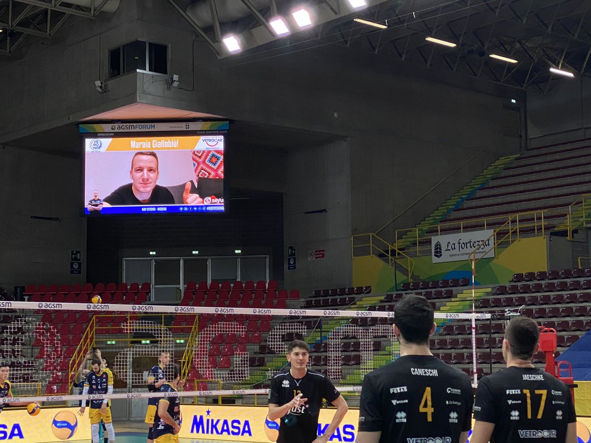 NBVVerona's tweet photo. In campo #INSIEMEAVOI all’Agsm Forum💛💙
#VeronaModena #ForzaVerona #NBVVerona @Seyu_Selfies @vetrocar https://t.co/g51zGuSK2n