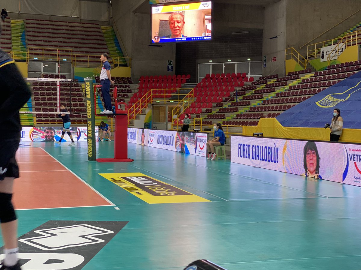 NBVVerona's tweet photo. In campo #INSIEMEAVOI all’Agsm Forum💛💙
#VeronaModena #ForzaVerona #NBVVerona @Seyu_Selfies @vetrocar https://t.co/g51zGuSK2n
