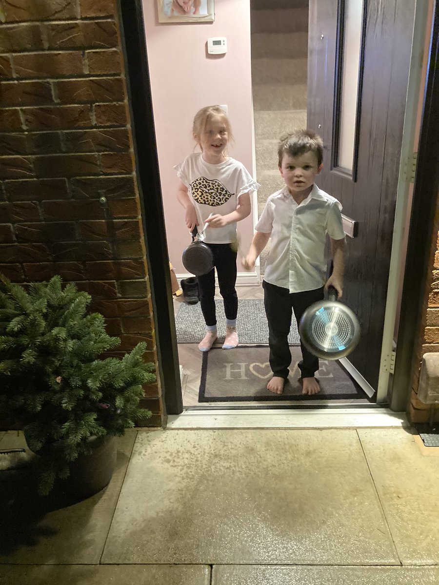 GaynorHarris5's tweet photo. @athersleynp Olivia &amp; Jake banging their pans for Sir Captain Tom 💙 https://t.co/pFadZgsX6m