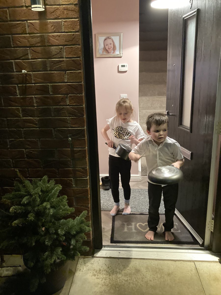 GaynorHarris5's tweet photo. @athersleynp Olivia &amp; Jake banging their pans for Sir Captain Tom 💙 https://t.co/pFadZgsX6m