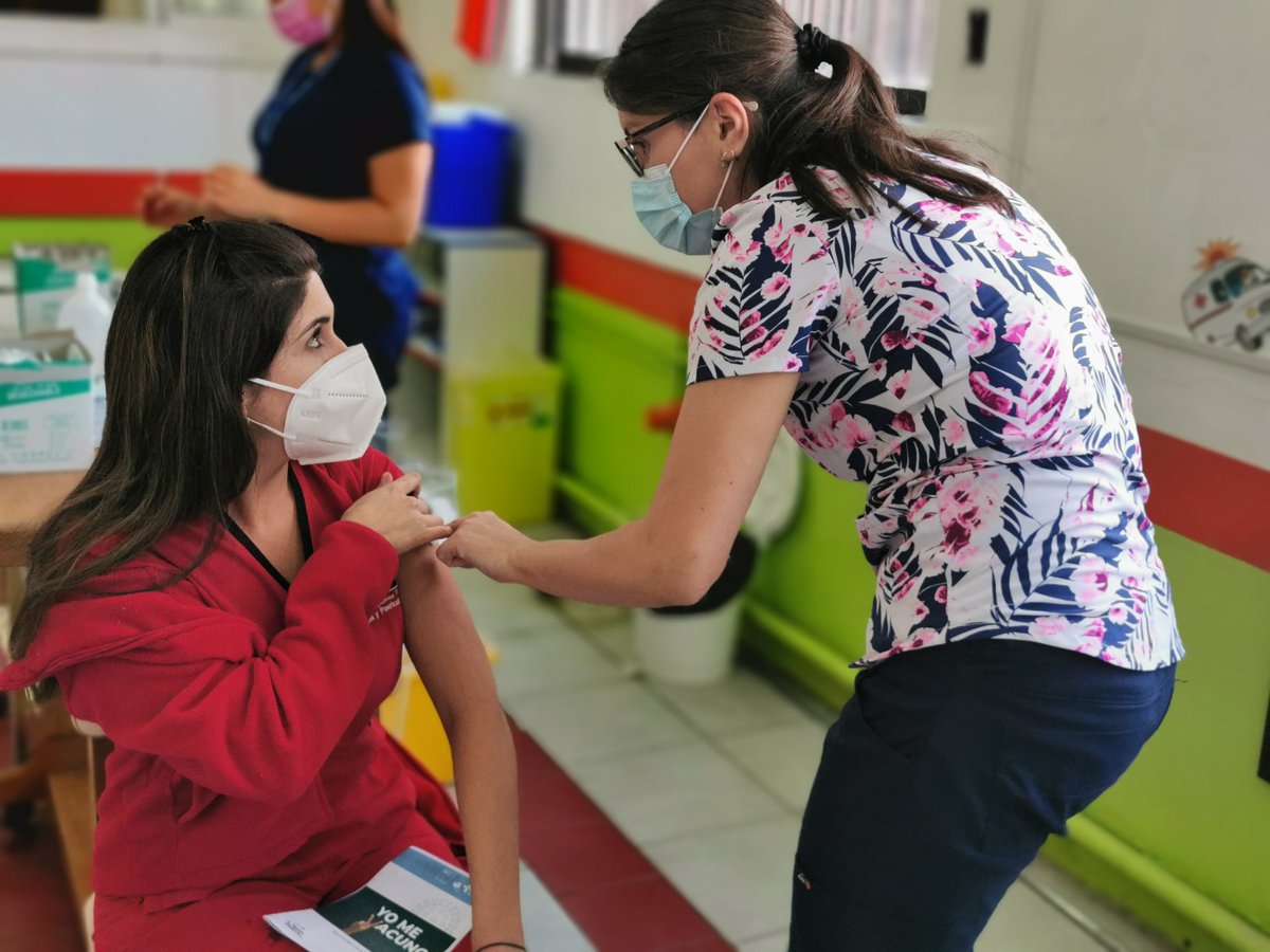 Exitoso inició de vacunación contra el Covid-19 de los funcionarios del Hospital de Curicó

Serán cerca de 1800 funcionarios los que seran vacunados con su primera dosis entre este miércoles y el próximo lunes.