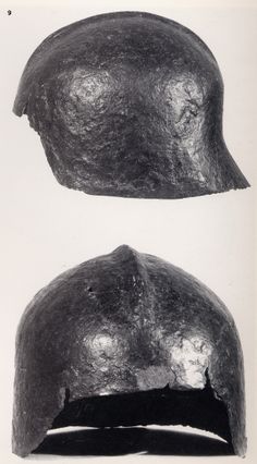 People would wear a smaller more close fitting helmet under a great helmet, usually known as skull-cap. This would be anatomically shaped and surviving examples show that armorers had a really good understanding of human anatomy. Out of those single piece caps Sallets developed.