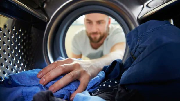 Wondering how best to wash your winter coat? How to machine wash your parka at home properly. bit.ly/3nLWCry #laundry #cleaningtips