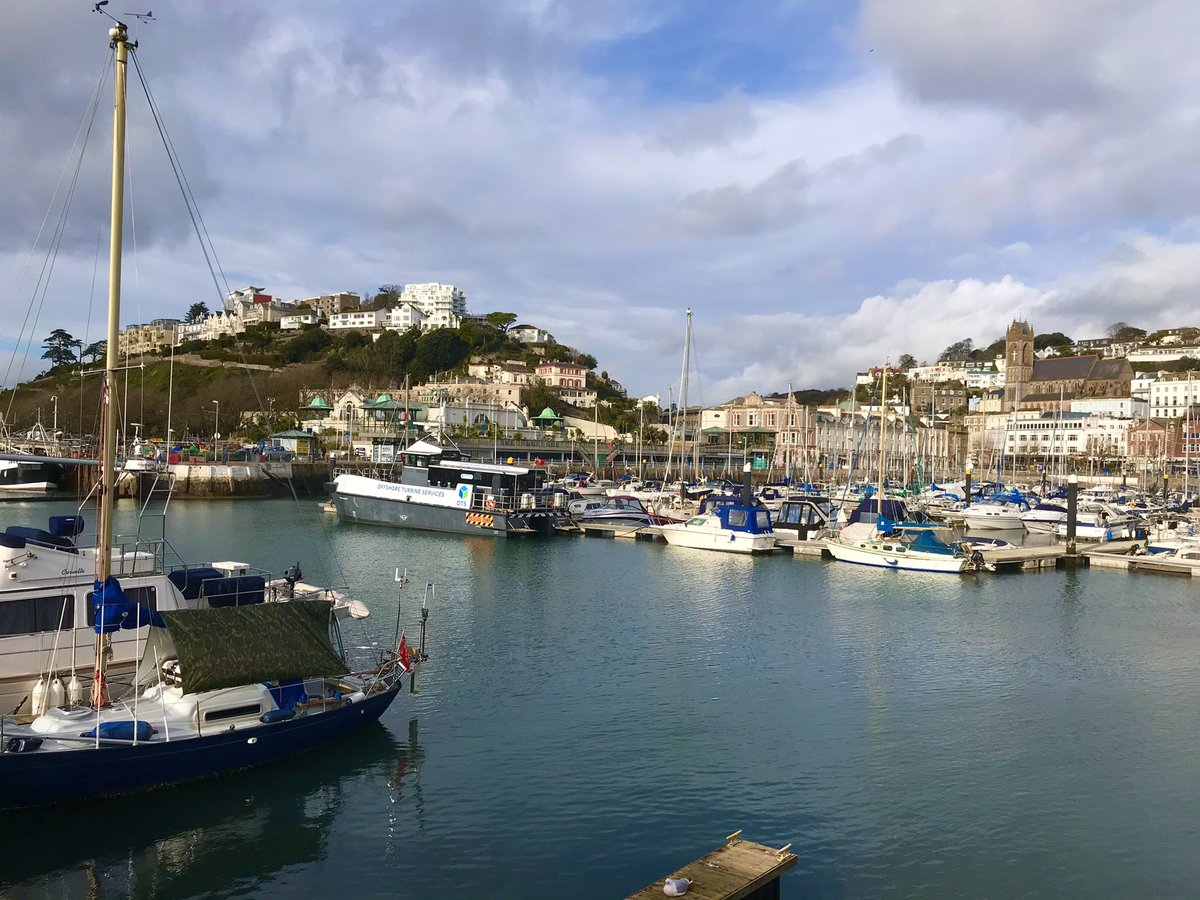 savannahsouthc1's tweet photo. Beautiful Torquay Harbours and coast path in the winter sunshine. With Queen Mary 2 looking majestic. #Devon #Torquay #TorquayHarbour #ILoveDevon #QueenMary2 #coastpath https://t.co/YgHxeTw8Og