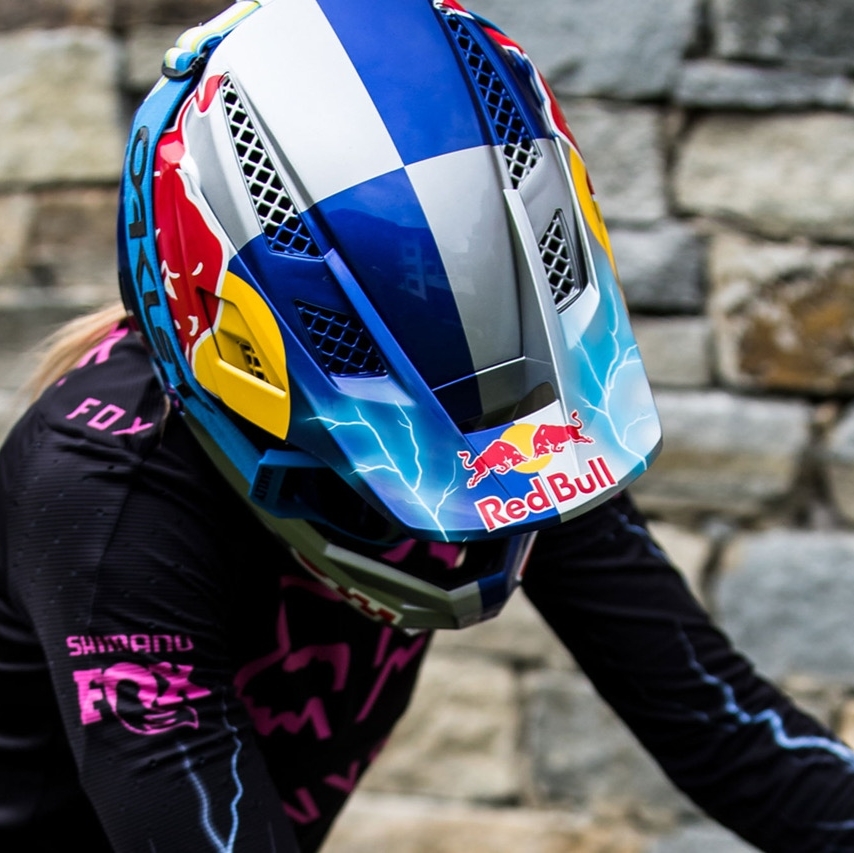 idcustom's tweet photo. Ever wondered what Tahnée Seagrave's favourite helmet is? Hit the link to check out the blog! 👉🏻 https://t.co/urtmFEX7s8 
•⁠
📷: @maddogboris // @fmdracing #imagedesigncustom @RedBullUK @redbullbike @foxracing https://t.co/eKjc2XSz3D