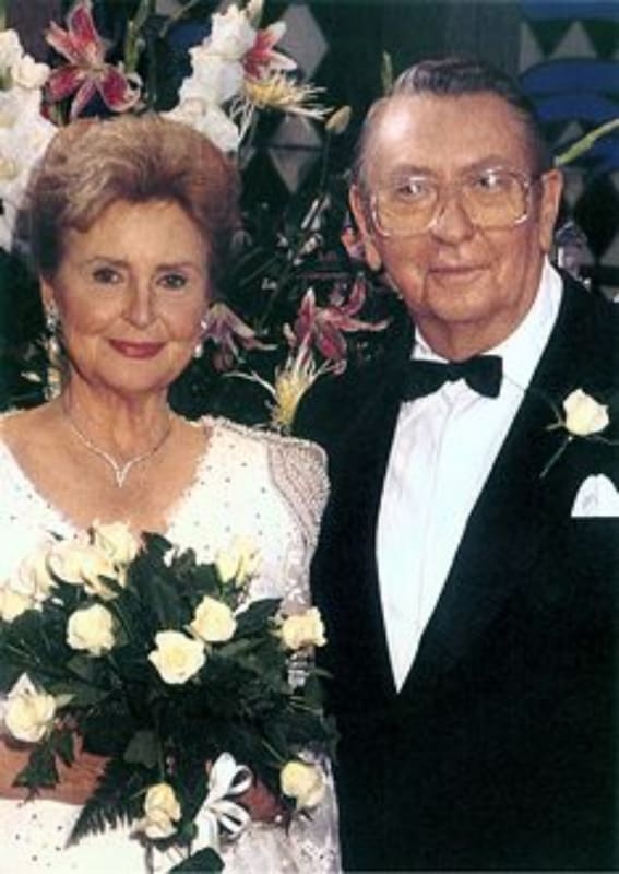 note: although Tom & Alice married in 1930, it was revealed that due to a convoluted set of events revealed in 1989 that their original marriage wasn't valid, so they rewed again (legally). Merely an excuse to give then a big supercouple 80s wedding  #DAYS