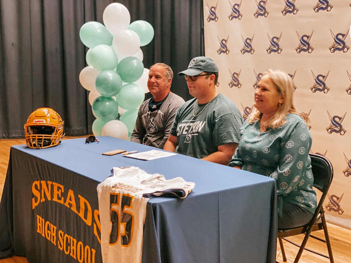 Zach_thomas55's tweet photo. Feels great to officially be a Hatter!!! Go Hatters🟢⚪️💚🤍 @StetsonHatters @coachroghughes @CoachFax @CoachFogarty60 https://t.co/p1nY9NdoYq