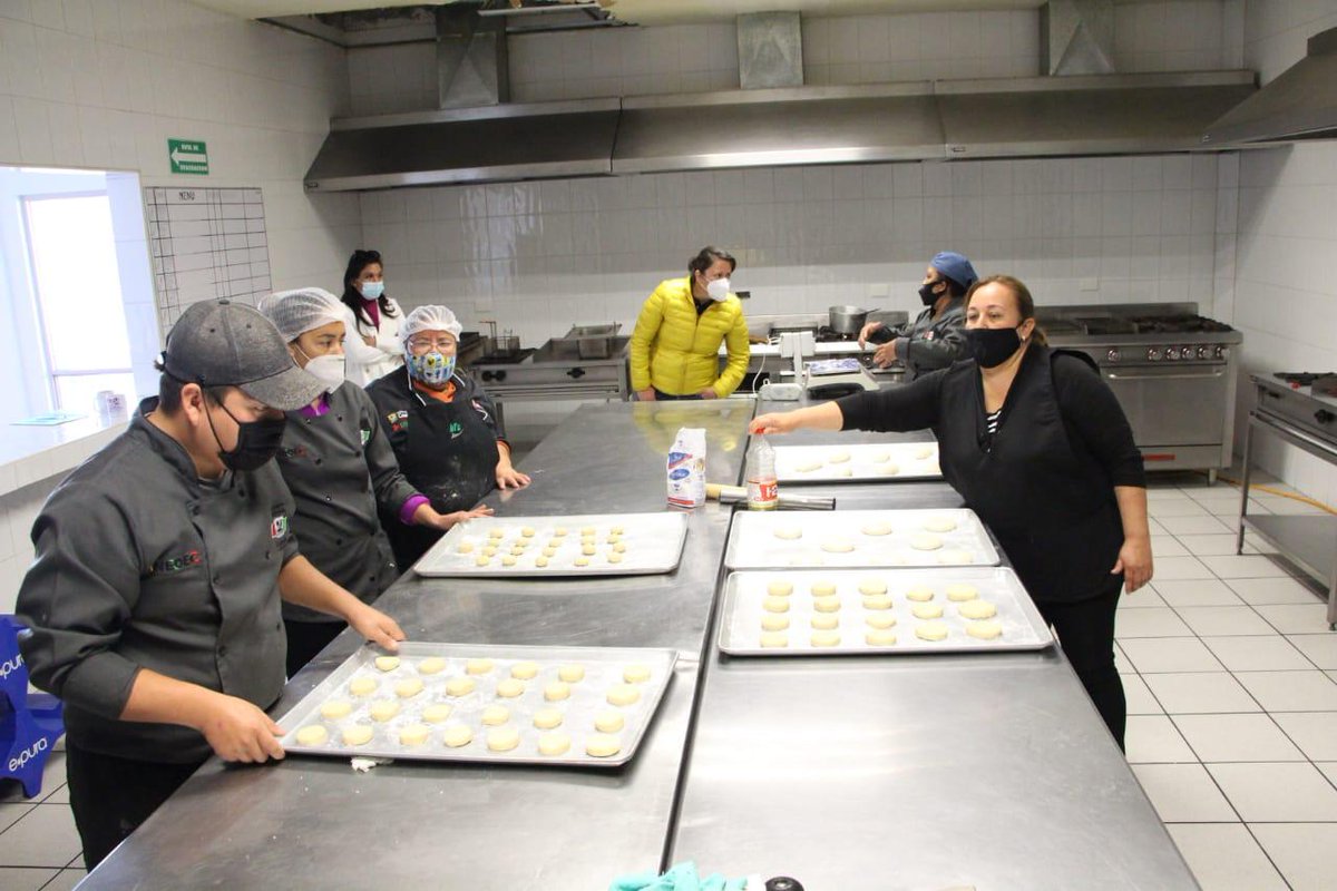 INEDEC_Coahuila's tweet photo. Práctico y útil resultó el primer curso de panadería que brindó a los trabajadores de cocina del Centro de Concentración “Eulalio Gutiérrez”, el @INEDEC_Coahuila en coordinación con el #Icatec #Coahuila.
#FuerteCoahuilaEs #SomosCoahuila #EquipoINEDEC #Coahuila https://t.co/G5YqdymE2v