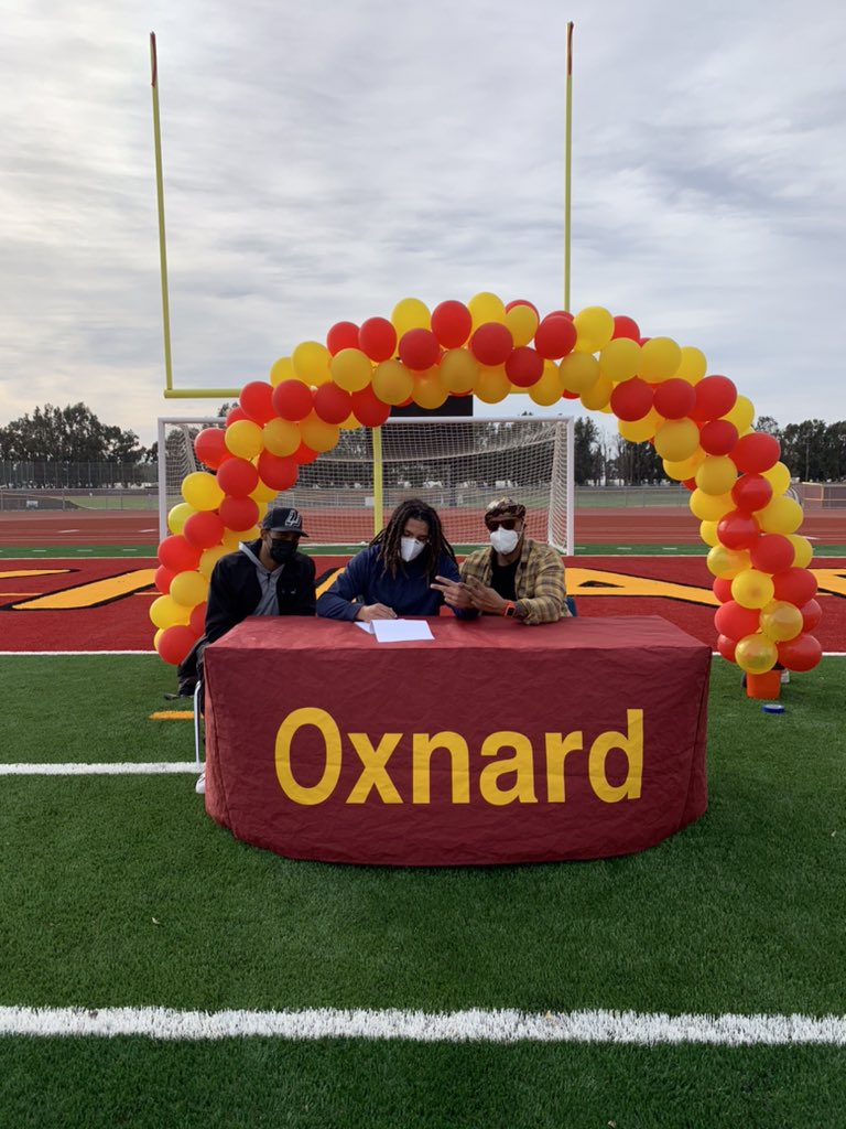 TytusReign's tweet photo. Signed Sealed and Delivered✅🙏🏽 Beyond excited to become a Mountaineer- name a better birthday gift...👊🏽👊🏽👊🏽@Jas_Bains_12 @isaiahjack21 @joemclain13 @tauer34 @JaimeMorenoOHS @CoachPage805 @vcspreps https://t.co/7xrLoIEU3Y
