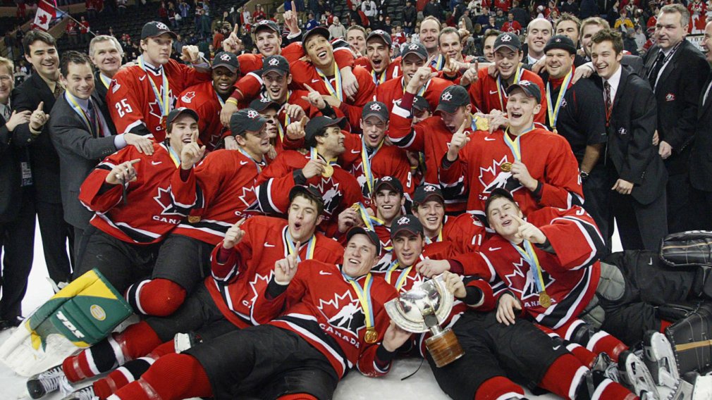  𝟶𝟺/𝟶𝟷/𝟸𝟶𝟶𝟻 Remporte la médaille d’or au Championnat mondial junior avec Équipe Canada. Wins gold with Team Canada at the World Junior Championship.