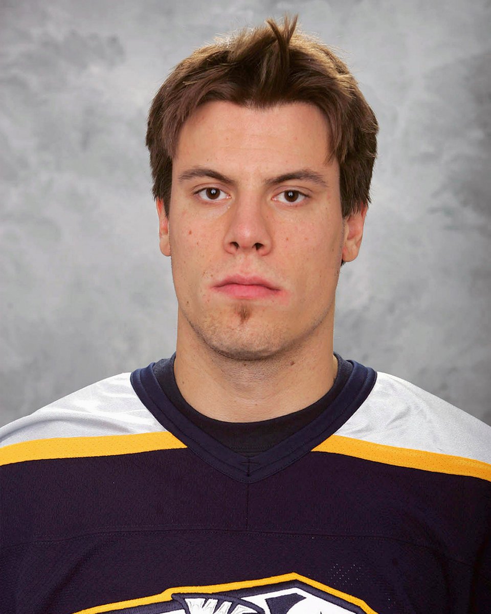  𝟶𝟼/𝟶𝟷/𝟸𝟶𝟶𝟼 Joue son premier match dans la LNH. Plays his first NHL game.