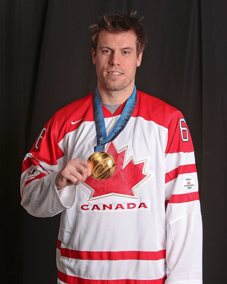  𝟸𝟾/𝟶𝟸/𝟸𝟶𝟷𝟶 Remporte la médaille d’or pour le Canada aux Jeux olympiques de Vancouver. Wins gold with Canada at the 2010 Olympic Games in Vancouver.